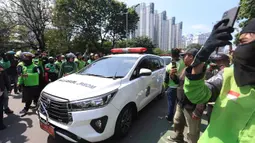 Ribuan orang pengemudi ojek online mengiringi prosesi pemakaman Affan Kurniawan (21) di Tempat Pemakaman Umum (TPU) Karet Bivak, Jakarta, Jumat (29/8/2025). (Kapanlagi.com/Budy Santoso)