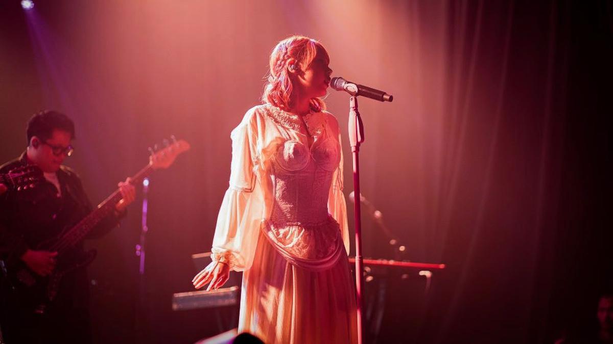 Hindia dan Nadin Amizah Hangatkan Panggung Konser Intimate Eksklusif Jakarta, Tebar Deretan Hit