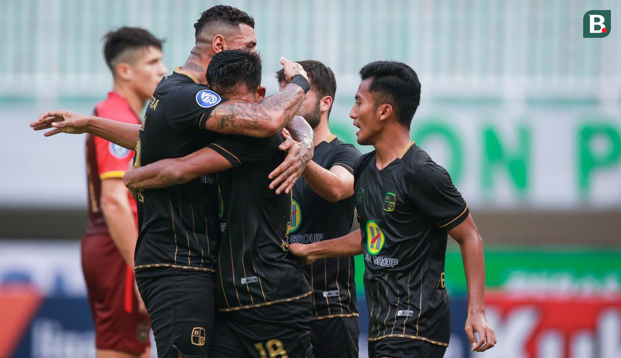 Para pemain Barito Putera merayakan gol bunuh diri pemain Rans Nusantara FC, Moh Edo Febriansah saat laga pekan ke-7 BRI Liga 1 2022/2023 antara Rans Nusantara FC melawan Barito Putera di Stadion Pakansari, Bogor, Senin (29/8/2022). (Bola.com/Bagaskara Lazuardi)