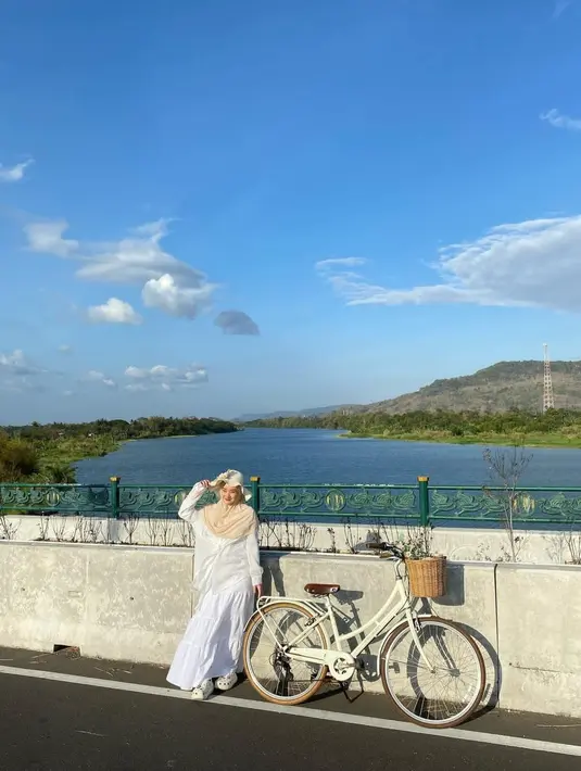 Tak melulu memakai dress, kali ini Dinda Hauw memakai pakaian kemeja dan rok. Dia juga mengenakan topi agarvpenampilannya semakin memukau