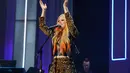 Avril Lavigne saat mengajak penonton bernyanyi selama tampil di Academy of Country Music Honours ke-15 di Ryman Auditorium di Nashville, Tennessee pada 24 Agustus 2022. (Mickey Bernal/Getty Images,/AFP)