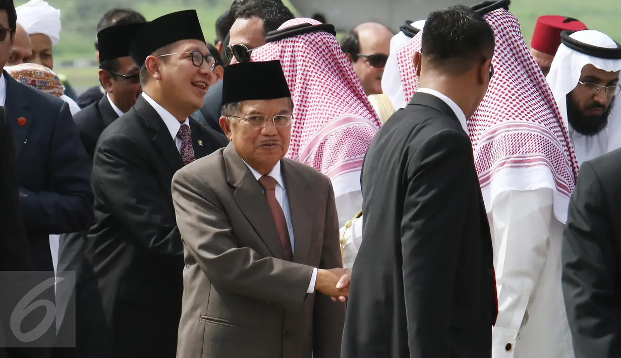 Wapres Jusuf Kalla bersalaman dengan rombongan Raja Arab Saudi Salman bin Abdulaziz al Saud yang bertelok ke Brunei di Bandara Halim Perdanakusuma, Jakarta (4/3). Setelah mengunjungi Brunei Raja Salman akan berlibur di Bali. (Liputan6.com/Angga Yuniar)
