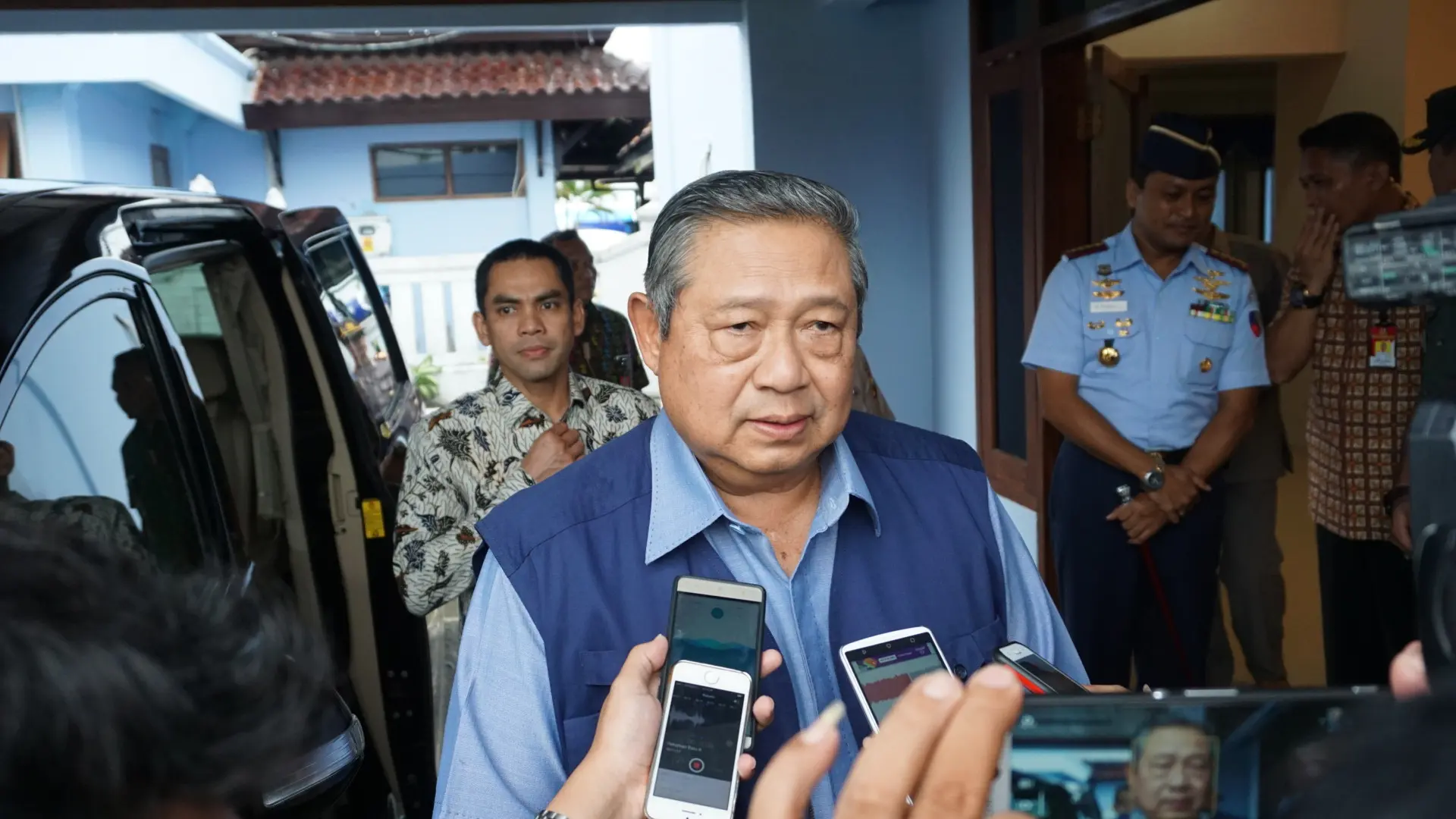 Mantan Presiden SBY didampingi istrinya, Ani Yudhoyono mengunjungi kota kelahirannya Pacitan yang dilanda bencana banjir, Kamis (30/11).(Liputan6.com/Fajar Abrori)