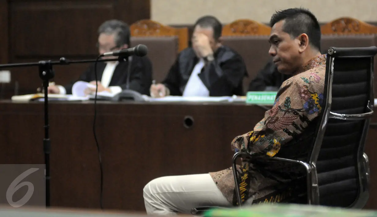 Mantan anggota DPRD DKI, M Sanusi mendengarkan pembacaan dakwaan oleh JPU dalam sidang perdana kasus suap pembahasan Raperda Tata Ruang Rencana Kawasan Strategis Pantai Utara Jakarta, di Pengadilan Tipikor Jakarta, Rabu (24/8). (Liputan6.com/Helmi Afandi)