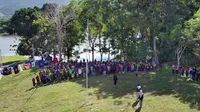 Pecinta Alam Gorontalo saat melakukan upacara HUT RI ke-77 di Danau Perintis Bone Bolango (Arfandi/Liputan6.com)
