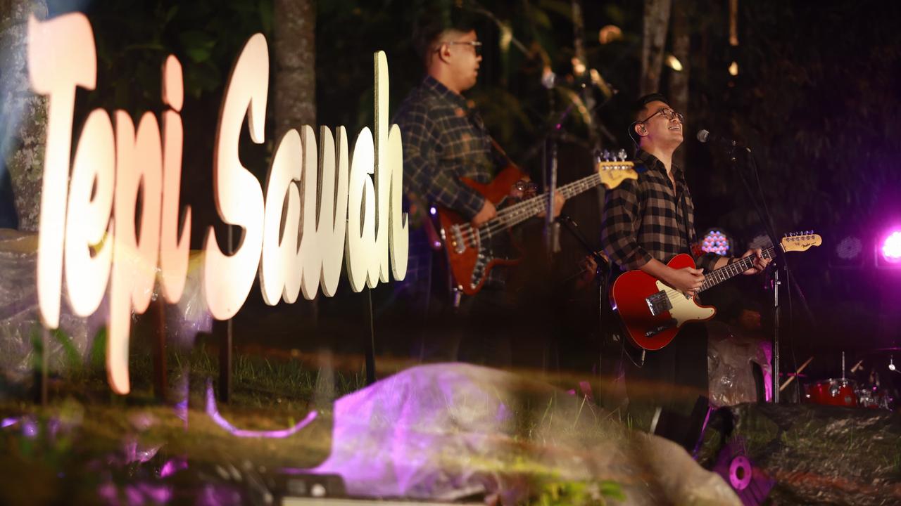 Musik Tepi Sawah yang digelar di halaman penginapan Teras Ijen di Desa Segobang, Kecamatan Licin Banyuwangi