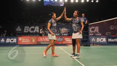 Pebulu Tangkis ganda putri, Nitya Krishinda M dan Greysia Polii merayakan kemenangan usai mengalahkan pebulu tangkis USA, Eva Lee dan Paula Lynn di BCA Indonesia Open Superseries Premier 2015 di Jakarta, Rabu (3/6/2015). (Liputan6.com/Herman Zakharia)