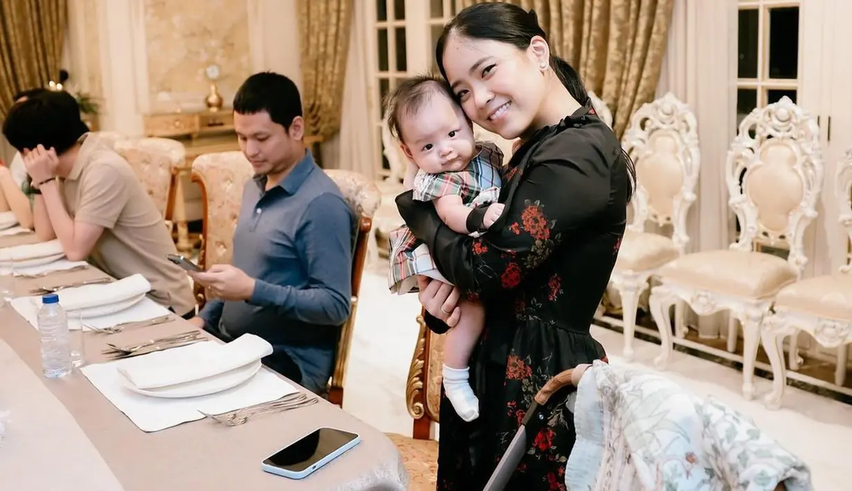 Jessica Tanoe sendiri pilih busana hitam dengan motif bunga-bunga yang elegan [@jessicatanoe]