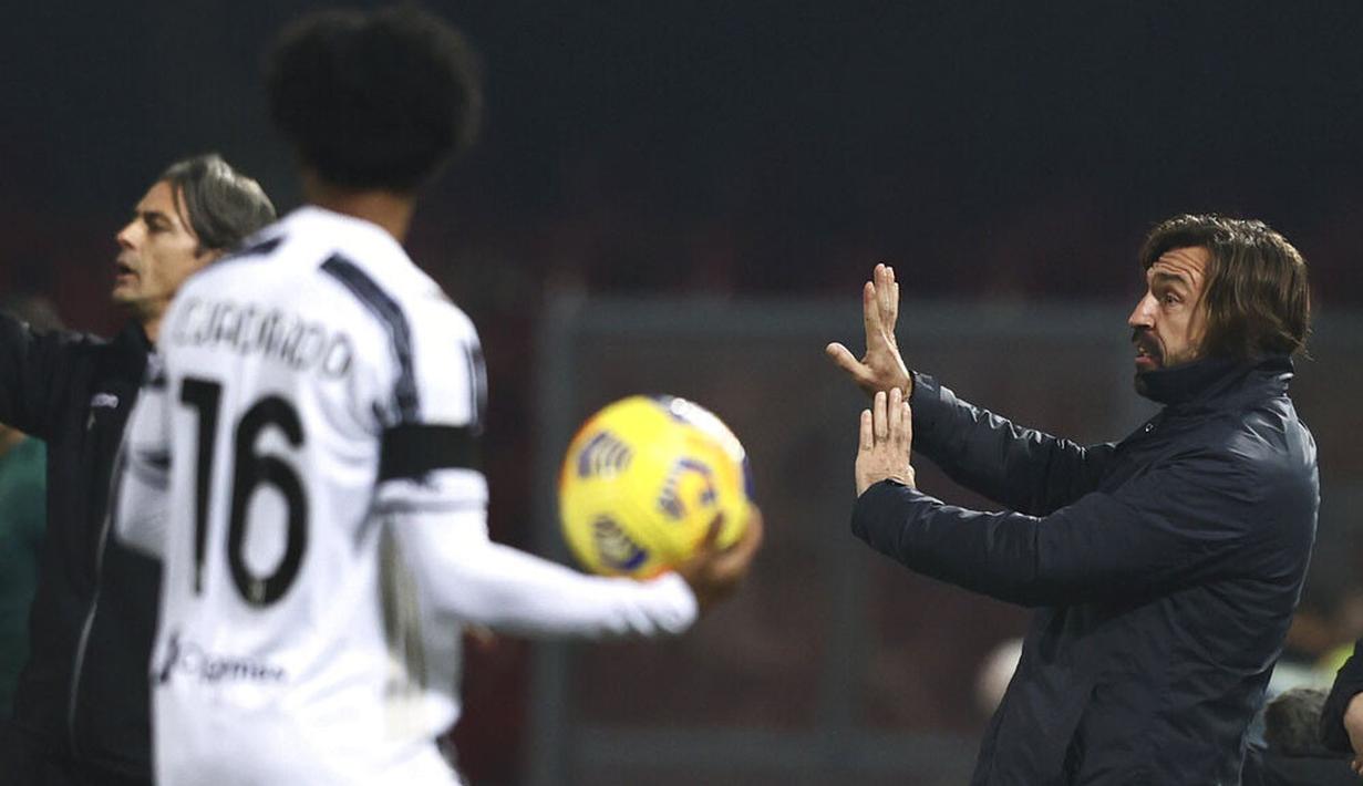Pelatih Juventus, Andrea Pirlo, memberikan arahan kepada anak asuhnya saat melawan Benevento pada laga Liga Italia di Stadion Vigorito, Sabtu (28/11/2020). Kedua tim bermain imbang 1-1. (Alessandro Garofalo/LaPresse via AP)