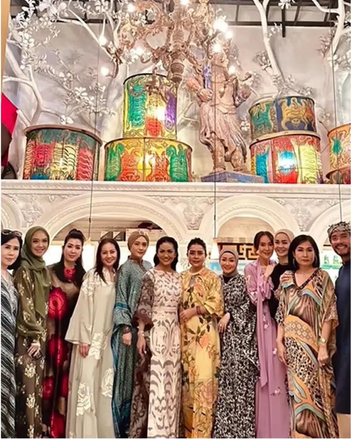 6 Potret Geng Arisan Kepompong Bukber, Gaya Glamor Krisdayanti hingga Mayangsari