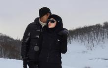 5 Penampilan Margin Wieheerm yang Simpel tapi Fashionable saat Main Salju