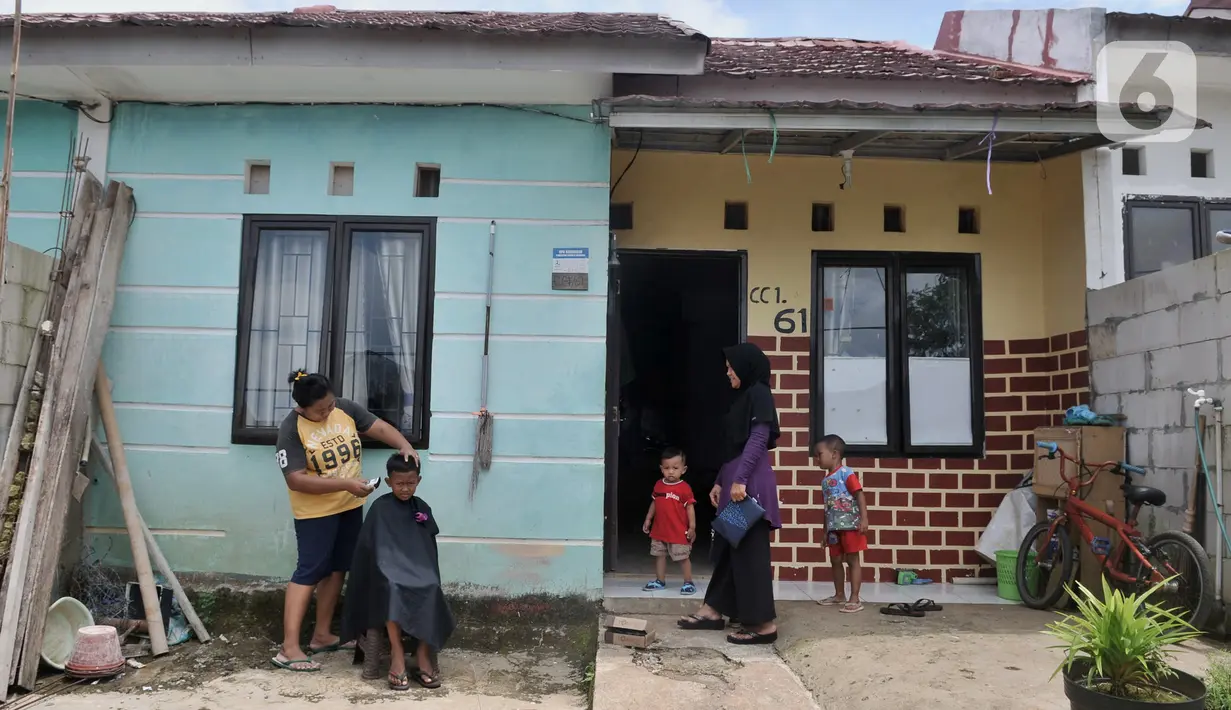 Aktivitas warga di perumahan bersubsidi Green Citayam City, Bojong Gede, Bogor, Selasa (18/2/2020). REI mencatat tahun 2020 membutuhkan sekitar 260 ribu unit rumah bersubsidi sementara dalam APBN 2020 hanya tersedia Rp11 triliun atau setara 97.700 unit rumah bersubsidi. (merdeka.com/Iqbal S Nugroho)