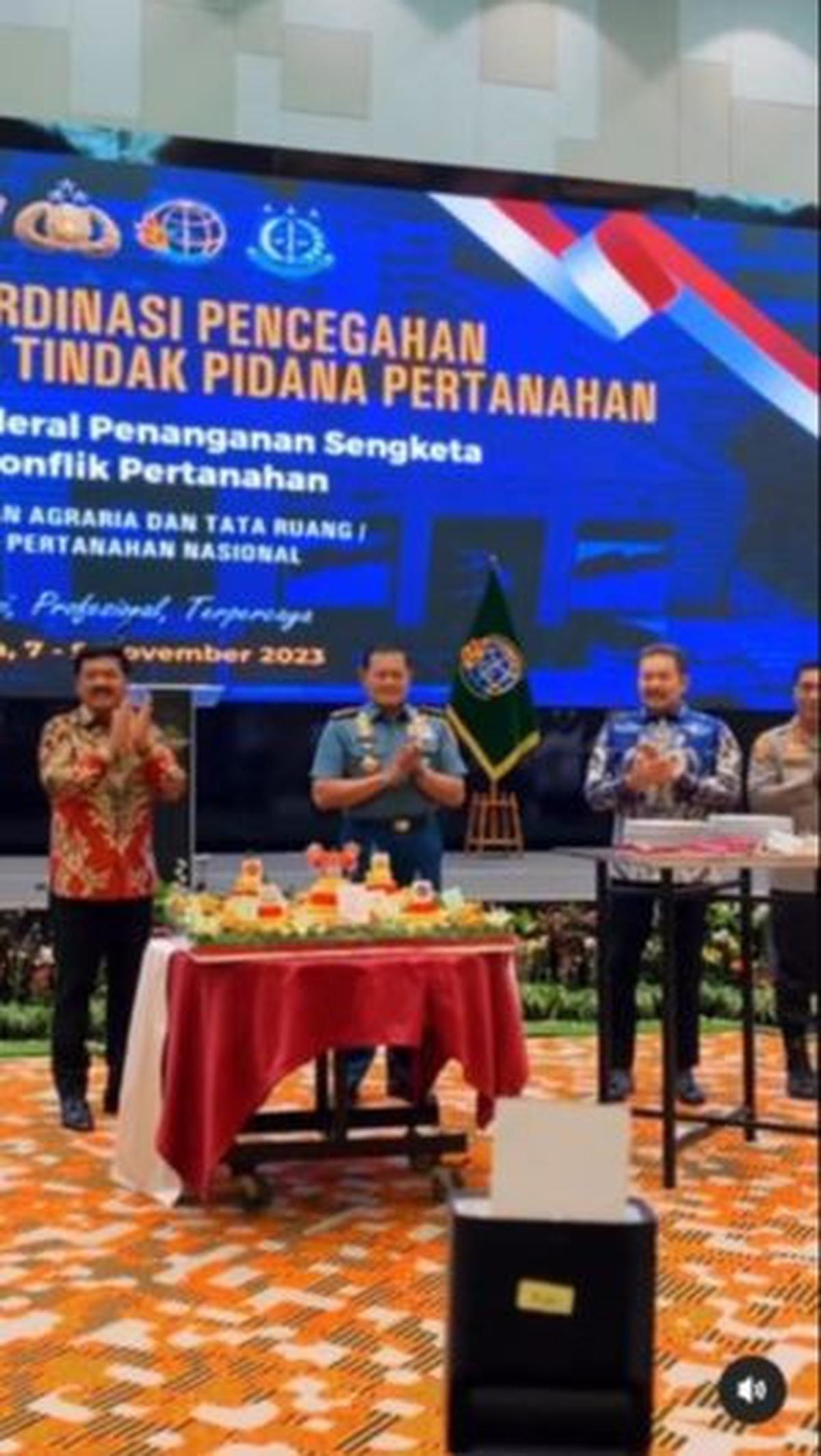 "Selamat ulang tahun ke-60 Bapak Marsekal TNI (Purn.) Hadi Tjahjanto, Menteri ATR/Kepala BPN," ujar pembawa acara yang membuat eks Panglima TNI ini terkejut. <br>