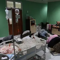 Keluarga Salat dan Mengaji bersama di Ruangan Julia Perez | foto : Dokumentasi keluarga