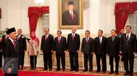 Kepala Staf Presiden Teten Masduki mengucapkan sumpah jabatan saat acara pelantikan yang dipimpin Presiden Jokowi di Istana Negara, Jakarta, Selasa (2/9). Teten menggantikan Luhut yang kini menjabat Menko Polhukam. (Liputan6.com/Faizal Fanani)