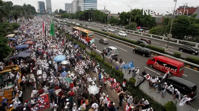 Massa aksi 212 semakin meramaikan depan Gedung DPR Jalan Gatot Subroto, Senayan, Jakarta Pusat. Hujan yang mereda saat masuk siang hari membuat pengunjuk rasa yang tadinya masih berteduh jauh dari lokasi demonstrasi, bergegas merapat.
