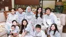 Tak ketinggalan, adik Raffi Ahmad, Nisya Ahmad dan keluarga juga ikut memakai seragam sama. Bersama ketiga anak-anaknya. [Foto: @lacebyartkea]