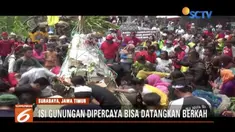 Warga Surabaya ikuti tradisi Sedekah Bumi demi berebut gunungan berisi aneka sayur mayur dan buah-buahan.