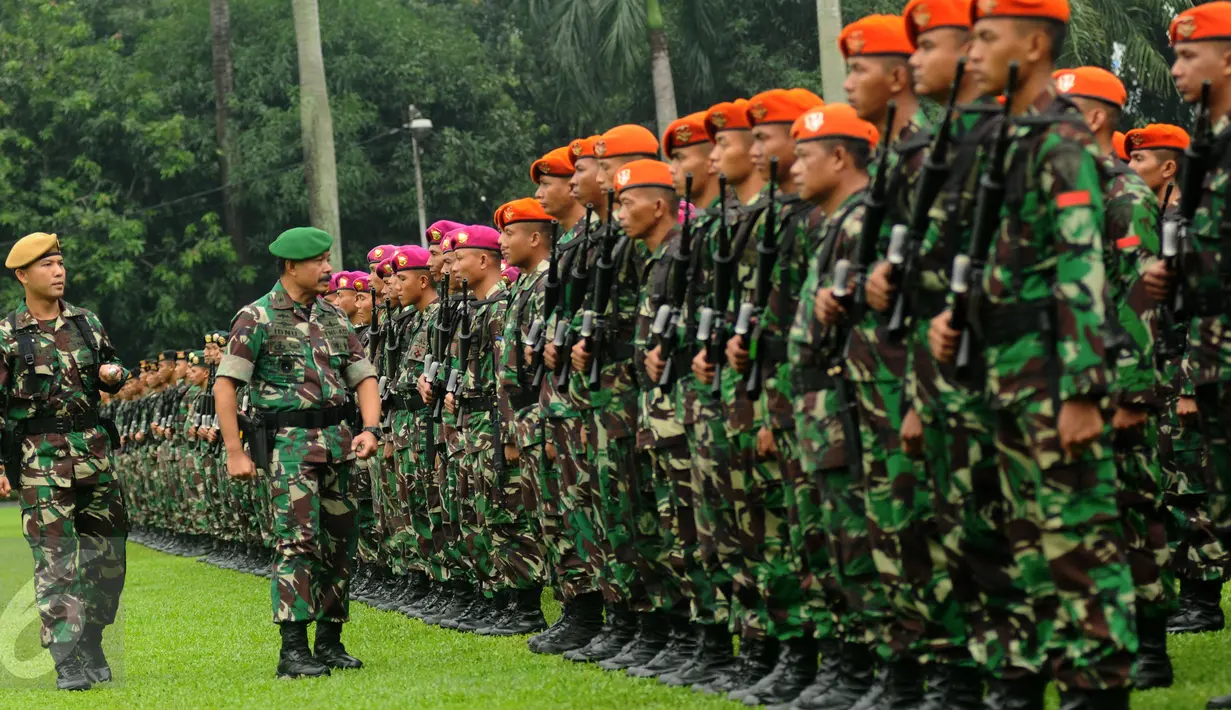  Kasdam Jaya, Brigjen TNI Ibnu Triwidodo (kedua kiri) melakukan inspeksi pasukan saat Apel Operasi Pengamanan VVIP KTT Luar Biasa OKI 2016 di Makodam Jaya, Jakarta, Kamis (25/2/2016). 3.600 personil TNI disiagakan. (Liputan6.com/Helmi Fithriansyah)