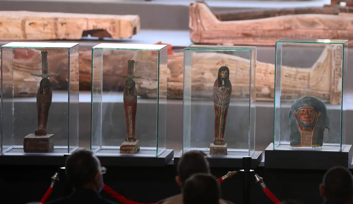 Sejumlah peti mati dan artefak kuno terlihat di situs penemuan peti mati kayu berwarna-warni di Provinsi Giza, Mesir, pada 14 November 2020. Kementerian Pariwisata dan Kepurbakalaan Mesir memamerkan 100 peti mati kuno yang baru ditemukan di Provinsi Giza dekat ibu kota Kairo. (Xinhua/Ahmed Gomaa)