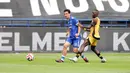 Pemain Persib Bandung, Thom Haye (kiri) berusaha melepaskan umpan dibayangi pemain Persija Jakarta, Allano De Souza Lima dalam laga lanjutan BRI Super League 2025/2026 di Stadion Gelora Bandung Lautan Api, Bandung, Minggu (11/01/2026). (Bola.com/Abdul Aziz)