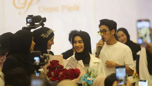 6 Gaya Serasi bak Couple Sintya Marisca dan Abidzar Al Ghifari Duet Bareng di Peluncuran Produk Umi Pipik