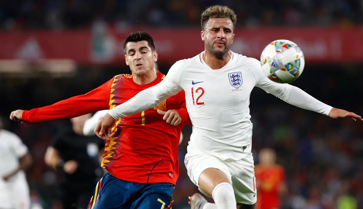 Bek Inggris, Kyle Walker berebut bola dengan striker Spanyol, Alvaro Morata selama pertandingan UEFA Nations League 2018 di stadion Benito Villamarin, Sevilla (15/10). Inggris menang 3-2 atas Spanyol. (AP Photo/Miguel Morenatti)