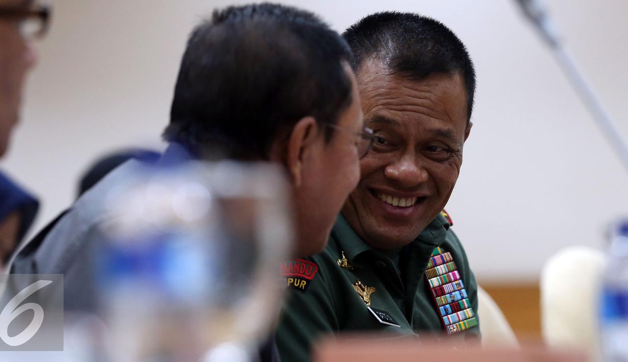 Jenderal Gatot Nurmantyo saat mengikuti Rapat Dengar Pendapat Umum dengan Panitia Khusus (Pansus) di Senayan, Jakarta, Selasa (13/12). Rapat ini membahas kesiapan dan persiapan keamanan penyelenggaraan Pilkada serentak 2017. (Liputan6.com/JohanTallo)