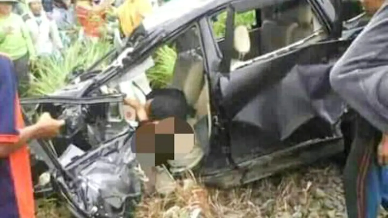 Warga kesulitan mengevakuasi sopir Toyota Avanza yang terjepit di dalam mobil yang ringsek. (Foto: Liputan6.com/Muhamad Ridlo/Polres Pemalang)