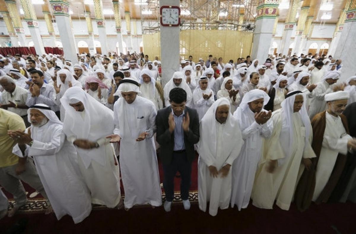 Keharmonisan muslim Sunni dan Syiah Kuwait salat bersama