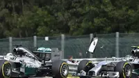 Mobil Nico Rosberg (kanan) saat menabrak bagian sayap belakang mobil Hamilton (JOHN THYS / AFP)