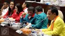 Ketua Umum Partai Idaman, Rhoma Irama (tengah) berdiskusi dengan rekannya saat menghadiri Rapat Dengar Pendapat (RDP) dengan Panitia Khusus (Pansus) Rancangan Undang-Undang Pemilu (RUU Pemilu), Jakarta, Rabu (8/2). (Liputan6.com/Johan Tallo)