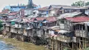 Suasana permukiman kumuh bantaran kali ciliwung di kawasan Manggarai, Jakarta, Sabtu (9/1). Tahun ini, akan ditangani kawasan kumuh perkotaan seluas 2.564 Ha dengan anggaran Rp 318,3 miliar. (Liputan6.com/Faizal Fanani)
