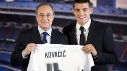 Mateo Kovacic dengan Presiden Real Madrid, Florentino Perez saat diperkenalkan sebagai pemain baru Real Madrid di Stadion Santiago Bernabeu. (19/8/2015). (AFP Photo/Dani Pozo)