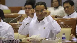 Mendikbud Anies Baswedan memakai kacamata saat mengikuti rapat kerja bersama Komisi X di Senayan, Jakarta, Senin (1/2/2016). Rapat membahas kesiapan pelaksanaan APBN tahun 2016 di Kemendikbud dan persiapan ujian nasional 2016. (Liputan6.com/Angga Yuniar)