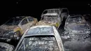Sejumlah kendaraan yang terbakar di lokasi kebakaran pipa minyak mentah di Kairo, ibu kota Mesir (14/7/2020). Sebanyak 17 orang terluka akibat insiden kebakaran pipa minyak mentah di Kairo, demikian disampaikan Kementerian Kesehatan Mesir. (AP Photo/Alaa Ahmed)