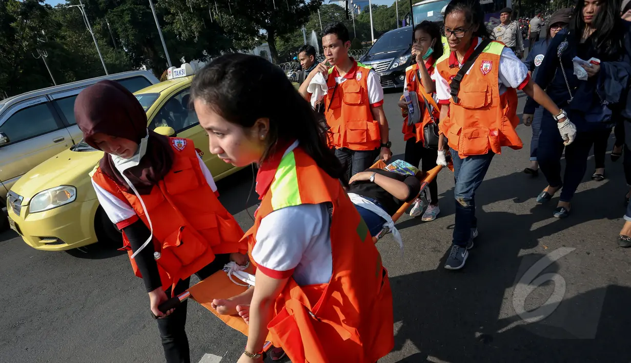 Seorang mahasiswa dievakuasi karena pingsan saat aksi menolak lupa di depan Istana Merdeka, Jakarta, Selasa (12/5/2015). Mereka menuntut pemerintah untuk mengusut kasus Tragedi 12 Mei 1998 yang menewaskan 4 mahasiswa Trisakti. (Liputan6.com/Faizal Fanani)