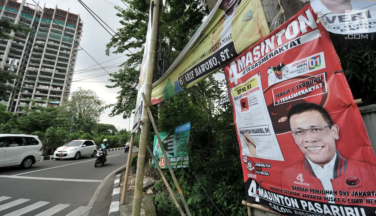 Sejumlah alat peraga kampanye (APK) calon anggota legislatif (caleg) memenuhi pepohonan yang berada di pinggir jalan, Jakarta, Rabu (20/3). Pemasangan APK tersebut melanggar aturan PKPU Nomor 23 Pasal 31 Tentang Bahan Kampanye. (merdeka.com/Iqbal Nugroho)