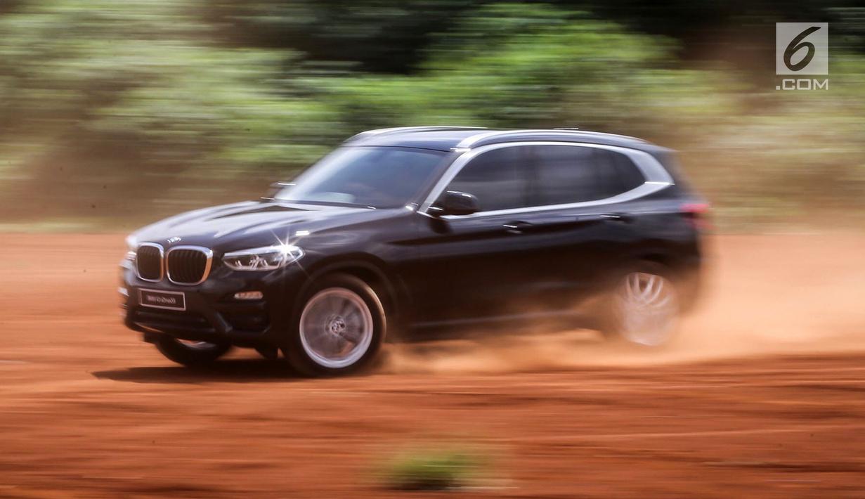 BMW X3 sDrive20i terbaru saat melintasi rintangan medan test drive di Kawasan BSD, Tangerang Selatan, Banten, Rabu (20/3). Seri BMW X3 sDrive20i ini dapat melintasi segala macam rintangan medan. (merdeka.com/Dwi Narwoko)