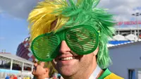Seorang suporter timnas Brasil mengenakan kacamata unik menjelang laga terakhir penyisihan grup E Piala Dunia 2018 melawan Serbia di Stadion Spartak, Rusia, Rabu (27/6). Brasil sukses melaju ke babak 16 besar usai menang 2-0. (AFP PHOTO/Yuri CORTEZ)
