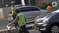 Polisi menghentikan kendaraan di kawasan Fatmawati, Jakarta, Senin (10/8/2020). Ditlantas Polda Metro Jaya kembali menerapkan sanksi tilang terhadap kendaraan roda empat yang melanggar peraturan ganjil genap di masa Pembatasan Sosial Berskala Besar (PSBB) transisi. (Liputan6.com/Herman Zakharia)