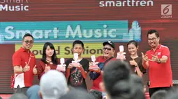 Deputy CEO Smartfren Djoko Tata Ibrahim didampingi Chief of Brand Smartfren Roberto Saputra saat secara simbolis meluncurkan aplikasi SmartMusic di Sarinah, Jakarta, Minggu (10/2). (Merdeka.com/Iqbal S. Nugroho)
