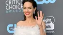 Meski disibukkan oleh anak-anak, Angelina Jolie tetap tahu cara mengurus dirinya sendiri dengan tampil sempurna di berbagai kesempatan. (WWD)