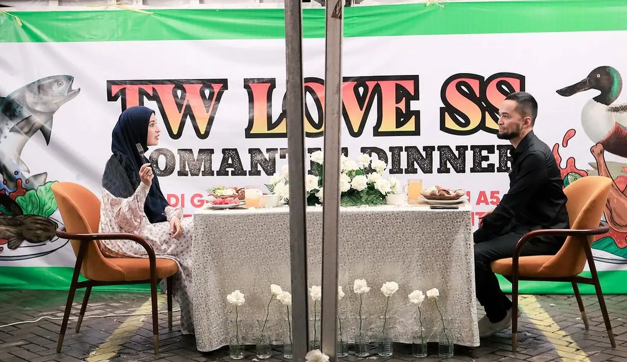 Dalam foto yang ditunjukan keduanya nampak menikmati waktu mereka. Lokasi warung pecel pun didekorasi sedemikian rupa dengan bunga besar di atas meja. [Foto: Instagram/teukuwisnu]