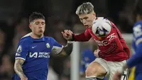 Gelandang Manchester United, Alejandro Garnacho (kanan) berebut bola dengan gelandang Chelsea, Enzo Fernandez pada laga pekan ke-31 Premier League 2023/2024 di Stamford Bridge, London, Kamis (4/4/2024). (AP Photo/Kin Cheung)