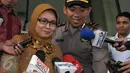 Sekjen DPR Winantuningtyastiti usai menjalani pemeriksaan di Gedung KPK, Jakarta, (13/5). Winantuningtyastiti diperiksa sebagai saksi kasus dugaan suap di Kementerian Pekerjaan Umum dan Perumahan Rakyat tahun anggaran 2016. (Liputan6.com/Helmi Afandi)
