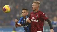 Striker Inter Milan, Alexis Sanchez, berebut bola dengan pemain AC Milan, Simon Kjaer, pada laga Serie A di Stadion San Siro, Minggu (9/2/2020). Inter Milan menang 4-2 atas AC Milan. (AP/Antonio Calanni)