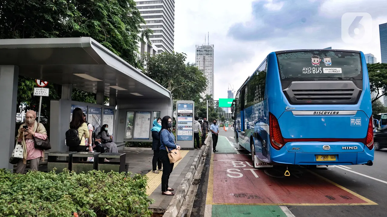FOTO: Pembatasan 25 Persen Pekerja Kantoran di Jakarta