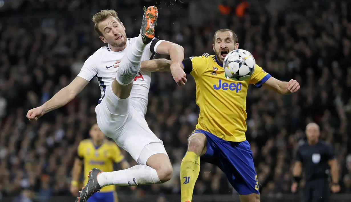 Bek Juventus, Giorgio Chiellini, berebut bola dengan striker Tottenham Hotspur, Harry Kane, pada laga Liga Champions di Stadion Wembley, London, Rabu (7/3/2018). Tottenham Hotspur takluk 1-2 dari Juventus. (AP/Kirsty Wigglesworth)