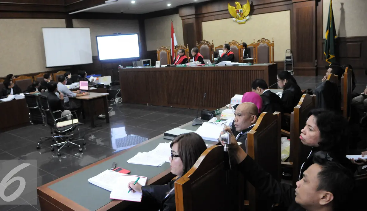 Suasana sidang Terdakwa Jessica Kumala Wongso kasus kopi maut di PN Jakarta Pusat, Rabu (10/8). Rekaman tersebut memperlihatkan sebelum dan sesudah kejadian di Cafe Olivier. (Liputan6.com/Helmi Afandi)